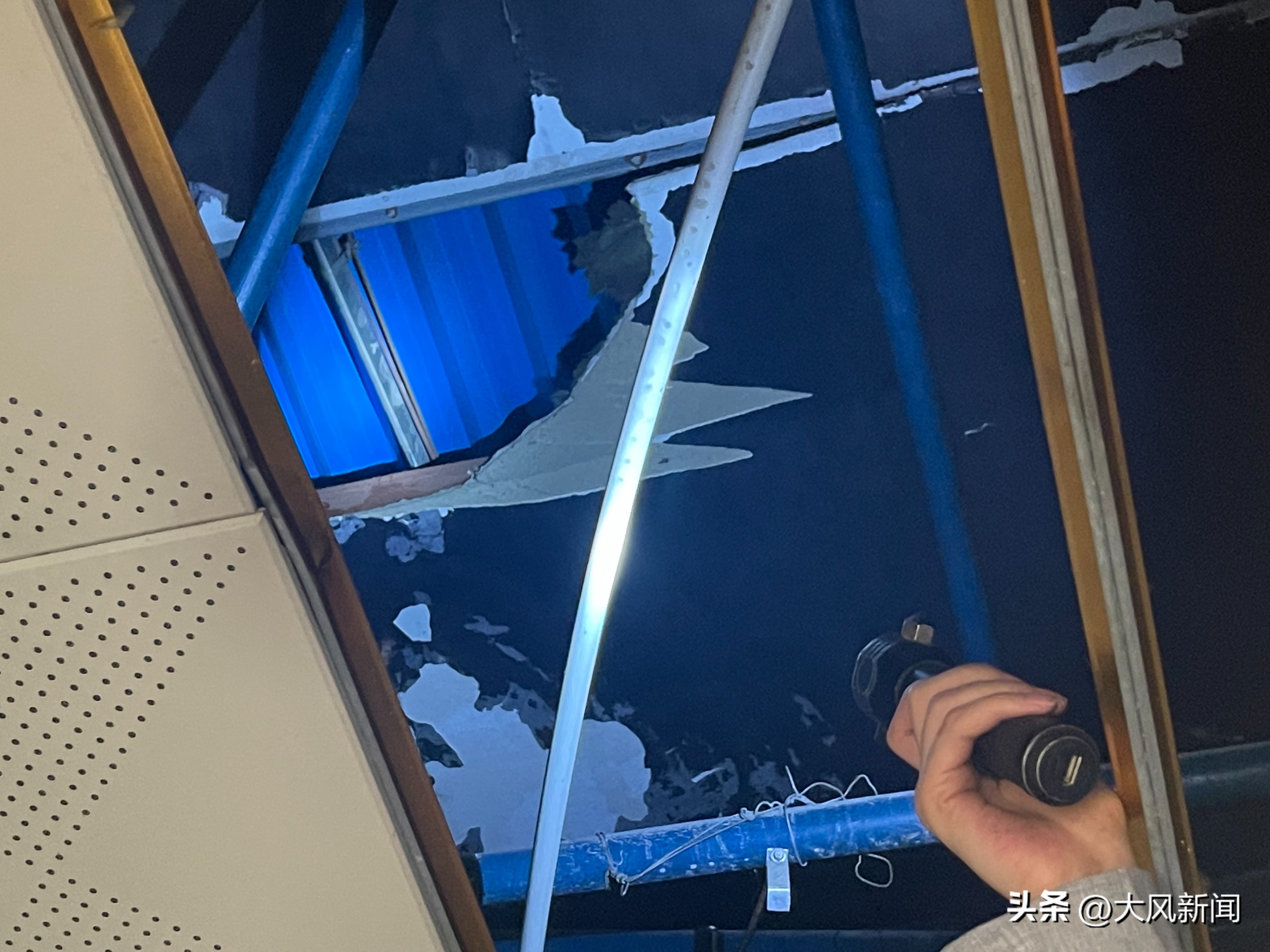 顶层总漏雨被投诉，维修发现楼顶疑为彩钢瓦木板搭建，还有房产证？有关部门回应：能否办房产证要看审批手续