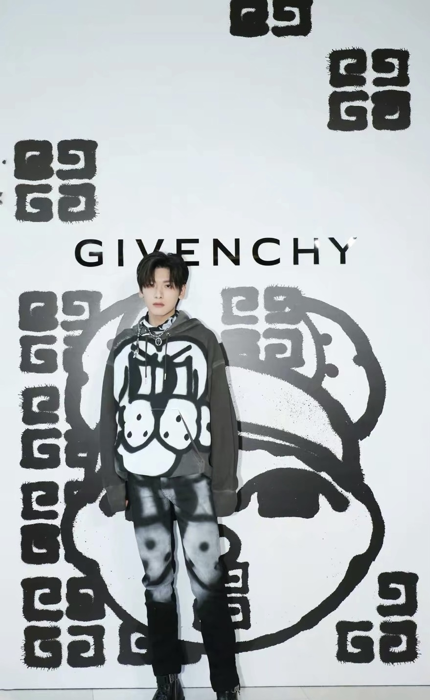 givenchychito联名外套,givenchychito卫衣