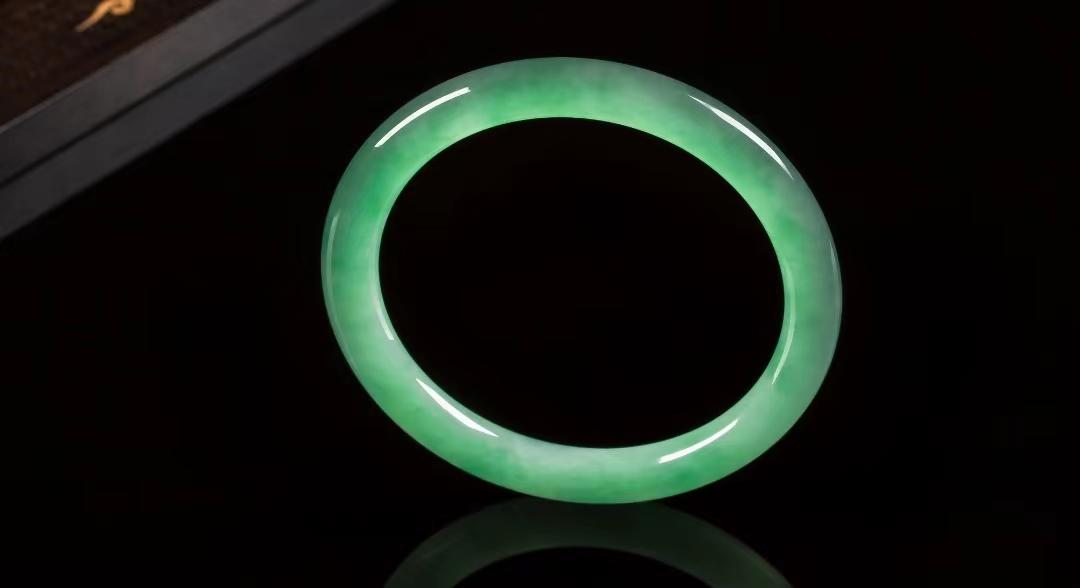 直播里买的翡翠吊坠能戴吗,有荧光的翡翠佩戴对身体有危害吗