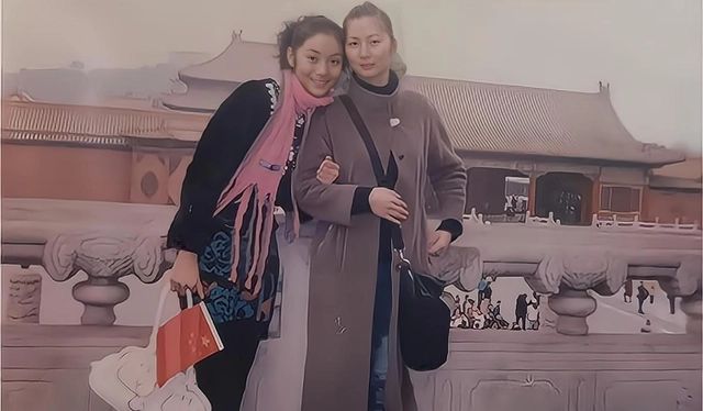 单身女模自曝养混血三胞胎引热议,30岁模特妈妈生下3胞胎