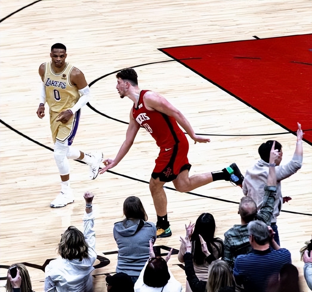 激将法？火箭队设计进攻战术，倒逼申京苦练投篮！塞拉斯无心插柳