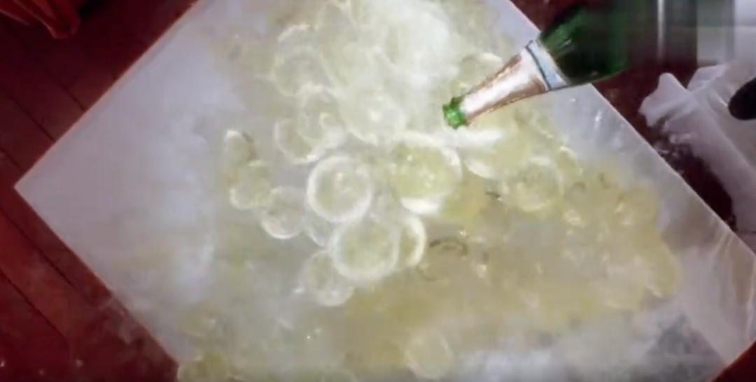 平平无奇一张合照，里面这个竟然价值百万！