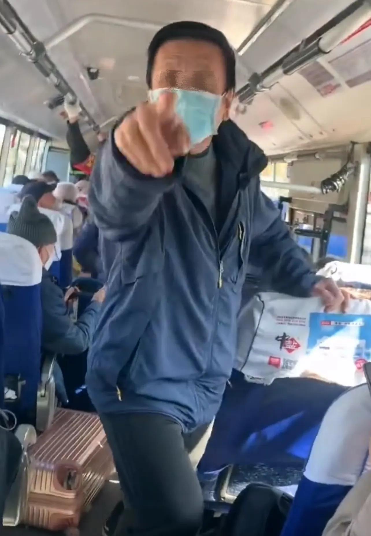 我们是110开头的！北京两男子抢走老人和孩子公交座，大秀优越感