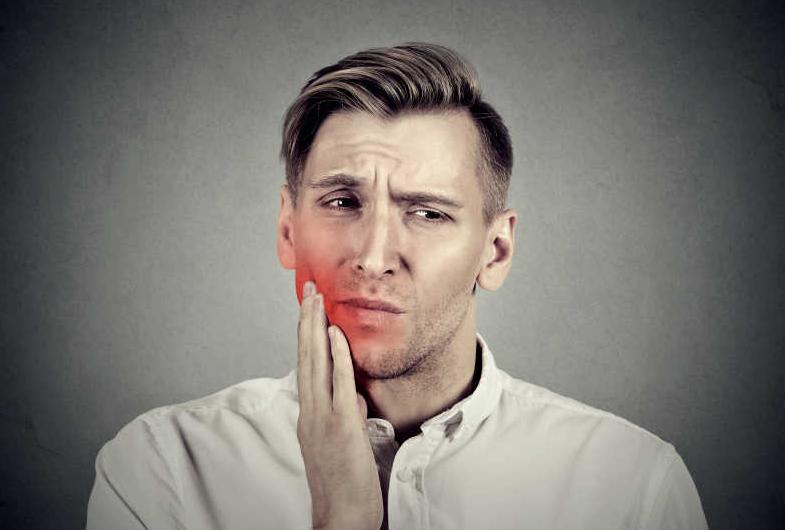 拔完牙五天嘴里臭臭的血腥味,拔完牙后吞咽口水臭臭的