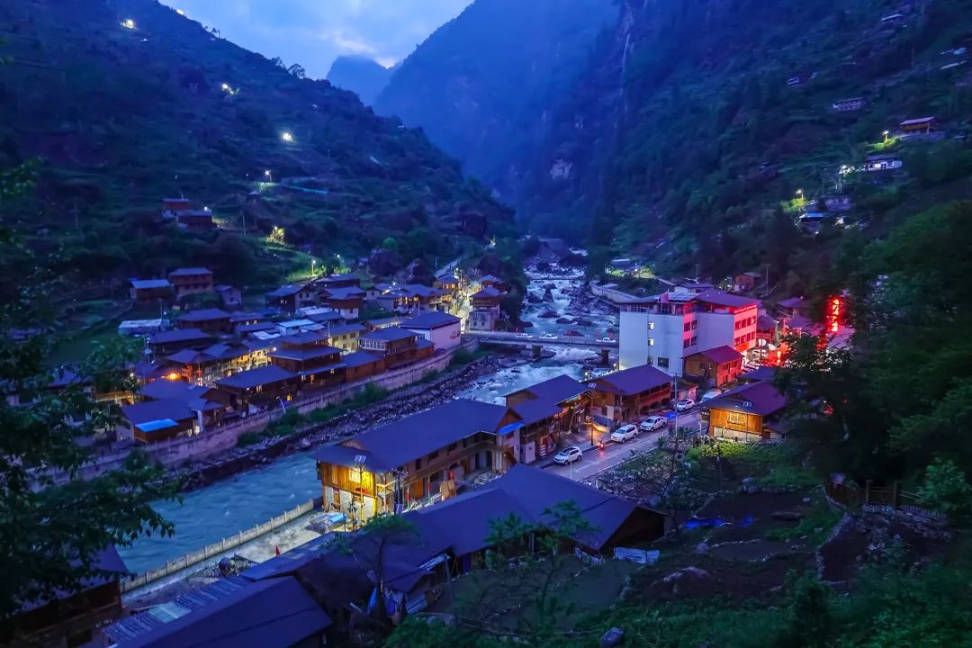 7月24日|浓浓援藏情，沪藏一家亲珠穆朗玛峰、扎什伦布寺9日“上海-日喀则”援藏旅游包机活动