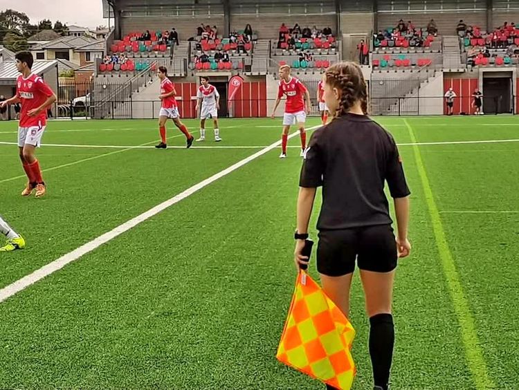 在悉尼PenshurstPark彭斯赫斯特公园球场，看一场社区少年足球赛