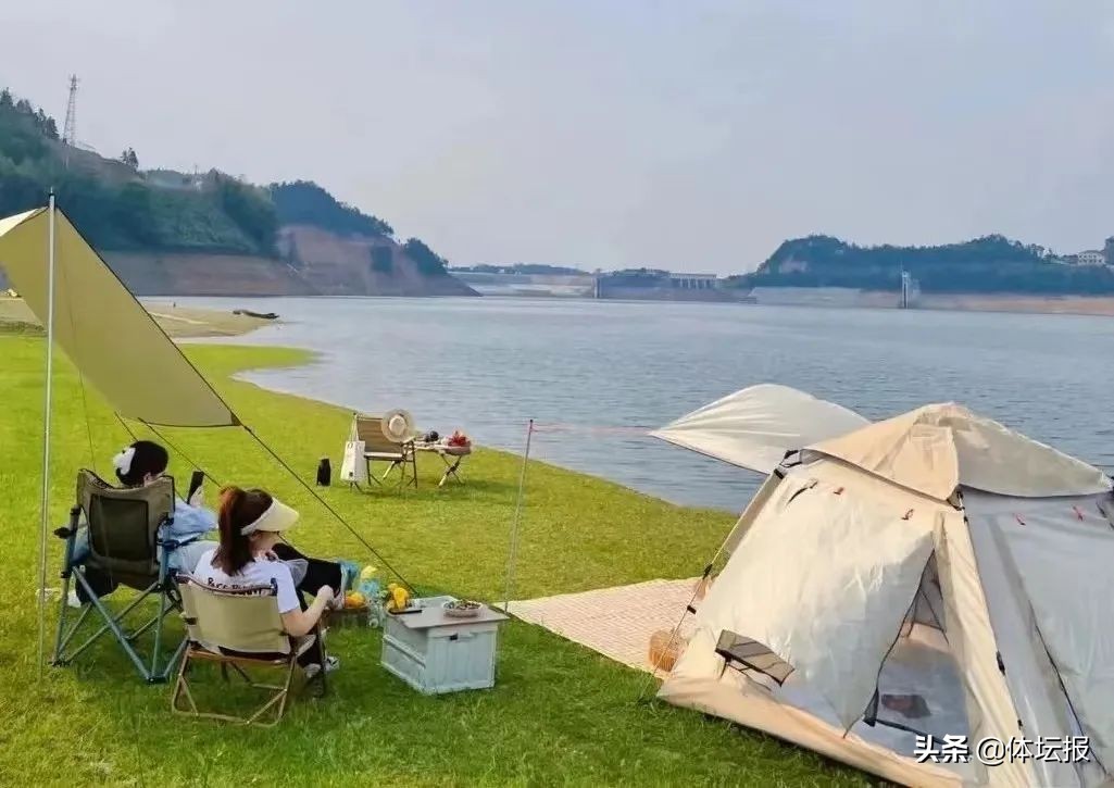 露营、飞盘、橄榄球……城市里的年轻人太会玩了