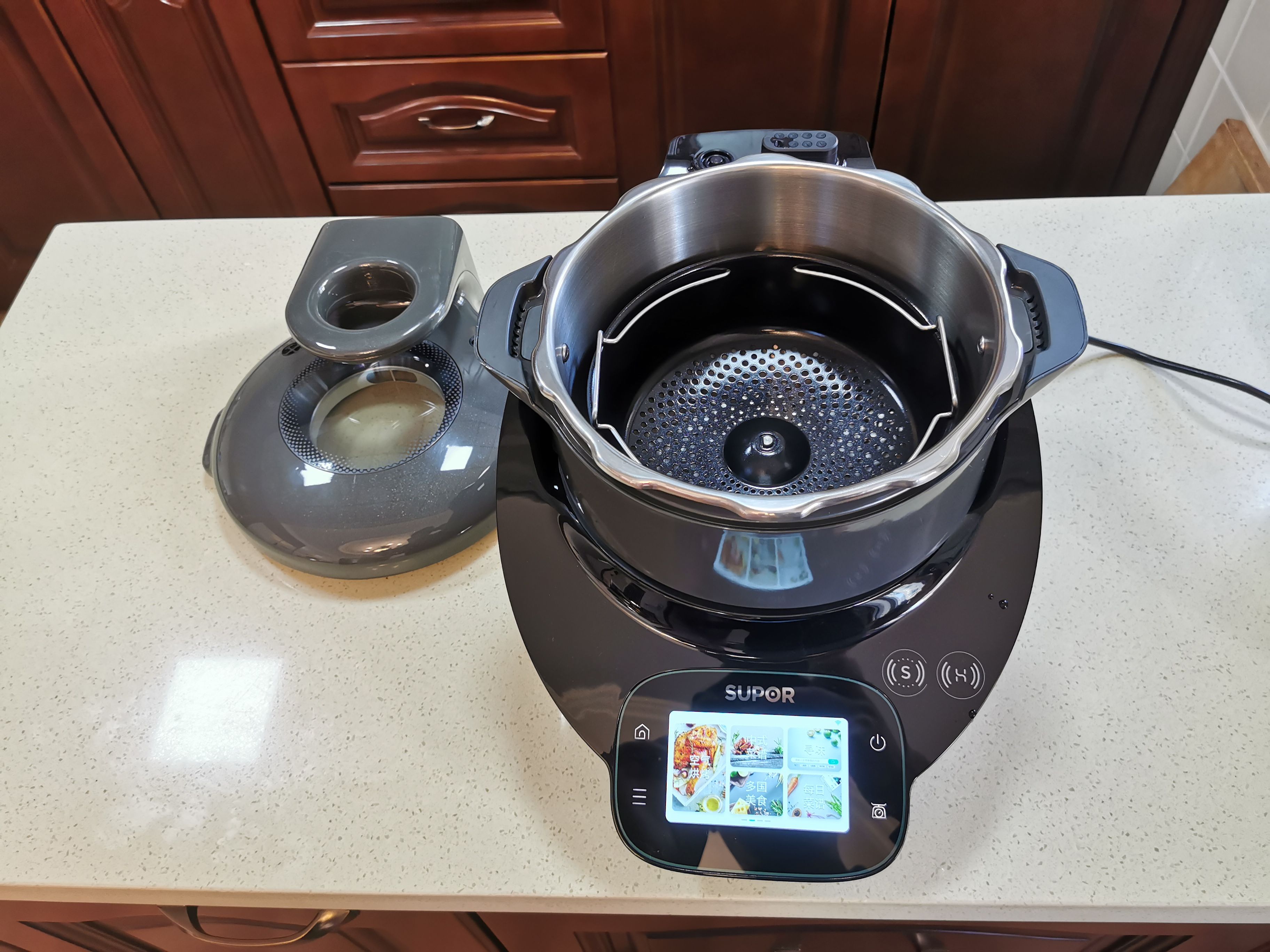 黑科技与顶级大厨交锋,厨房黑科技苏泊尔小c主厨料理机