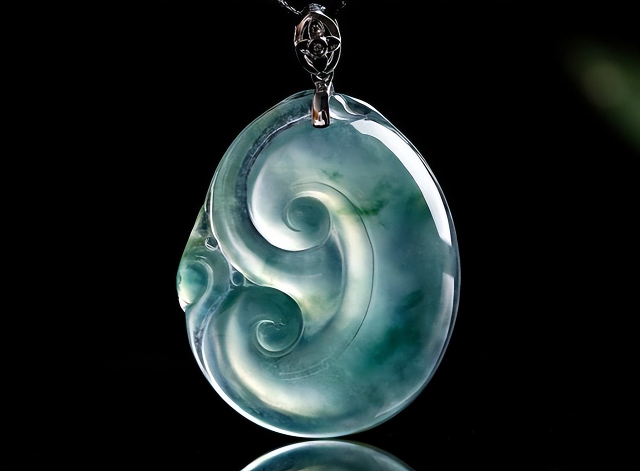 翡翠吊坠碎了一点需要磨吗,翡翠吊坠碎了还能戴吗