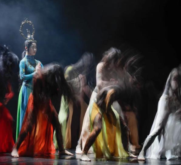 杨丽萍舞蹈再惹争议!女舞者手摸男伴私密部位,场面尴尬疑似低俗