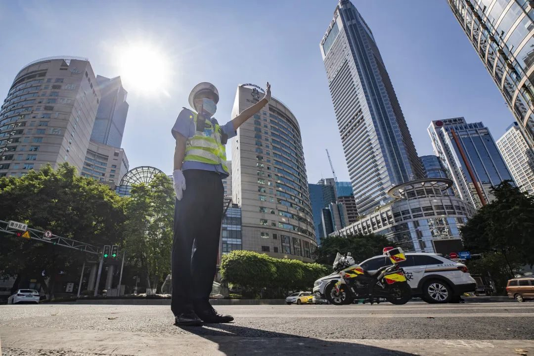 交警战高温致敬高温下的坚守,致敬暴雨中坚守的警察蜀黍