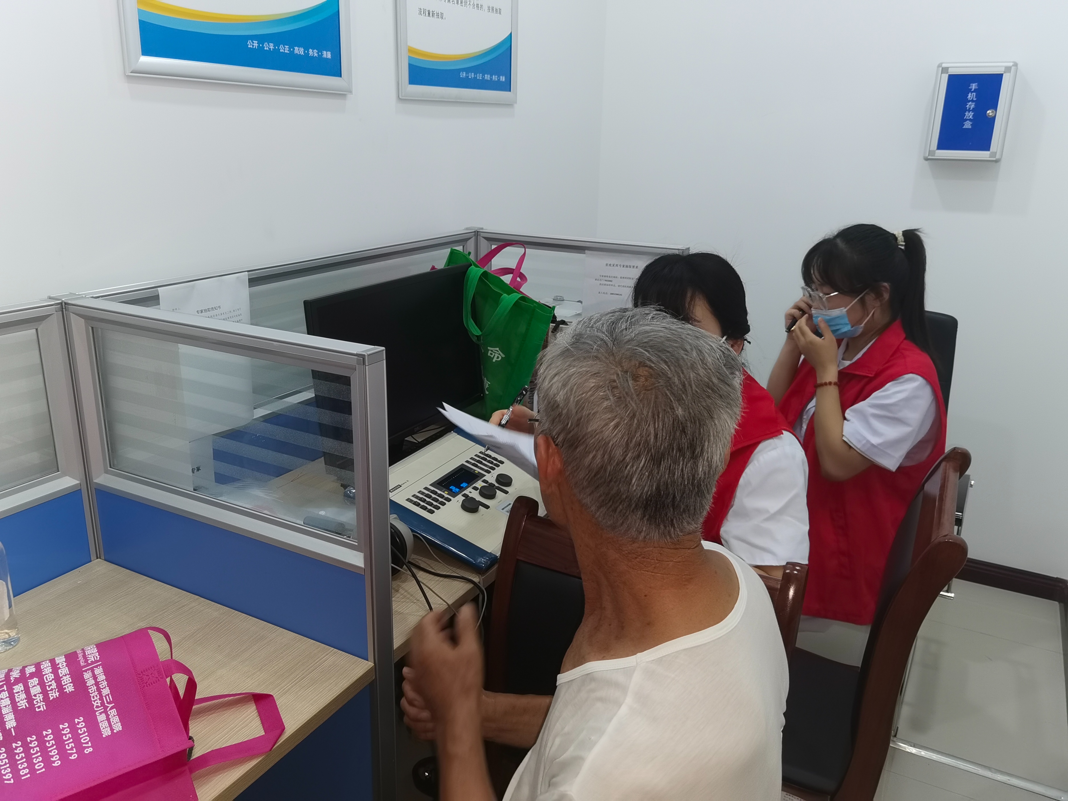 市三院联合宏仁堂“服务百姓健康行动”走进周村公共资源交易中心