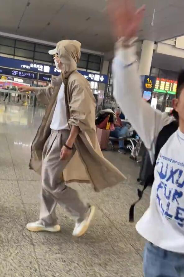 秋瓷炫一家三口现身机场,秋瓷炫罕见晒近照