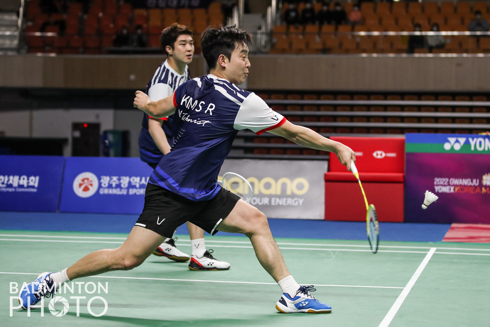 国际赛事惊现球员用胶布粘鞋，网友：勤俭持家的代表