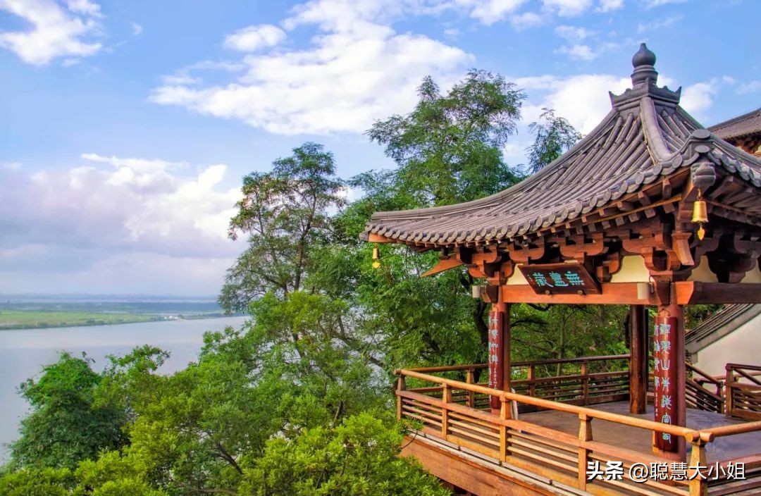 江苏镇江，比扬州安逸。这座有钱低调的小城，倦了就去小住几日