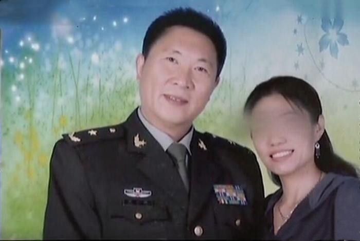 13年,北京军官自封少将,娶俩老婆敛财380万,因一照片暴露身份