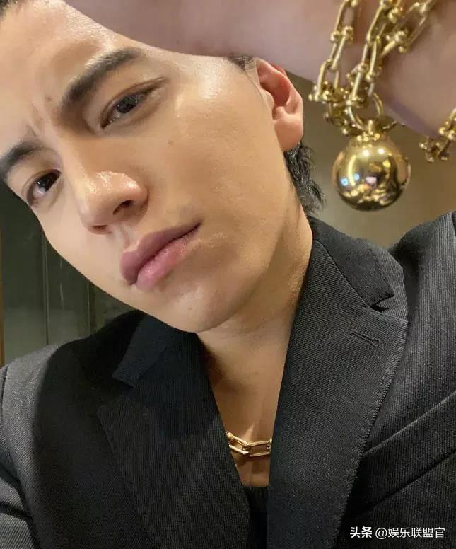 撩汉、乱认爸、男男接吻，这6位明星是没分寸感，还是“耍流氓”