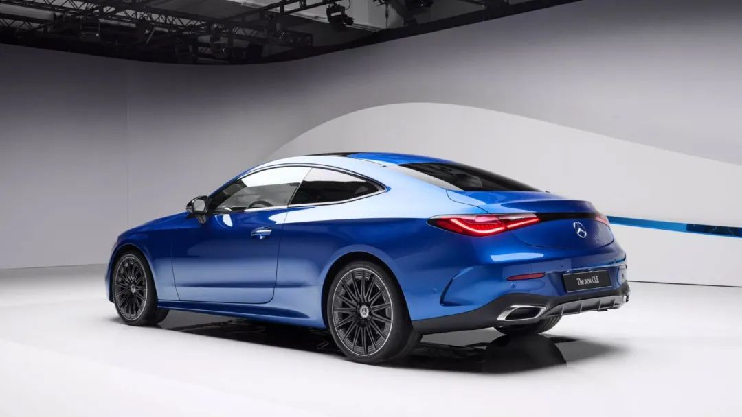 奔驰gle双门全新2023款,奔驰双门和四门汽车哪个好