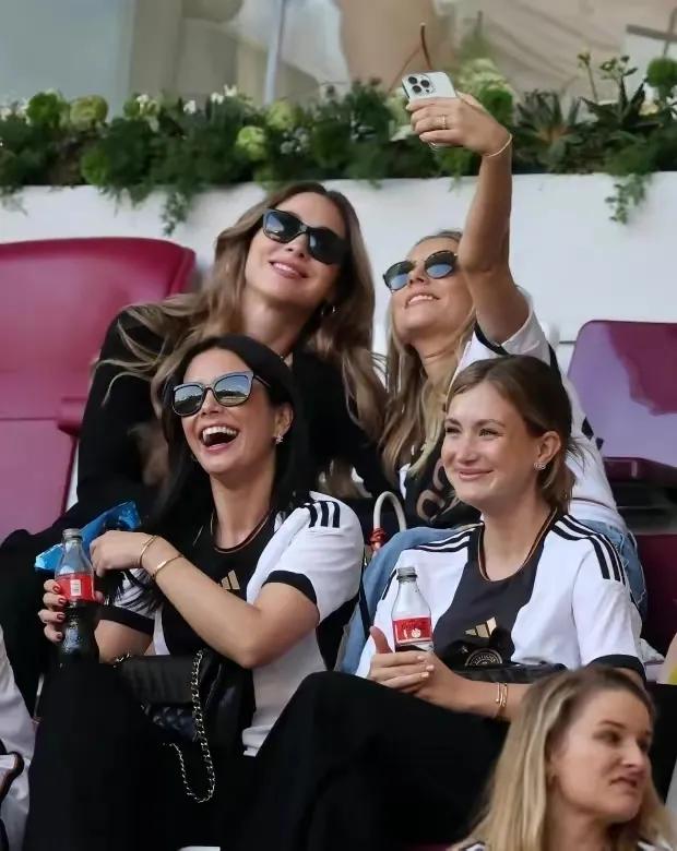 足球是什么样的图片,足球是什么颜色