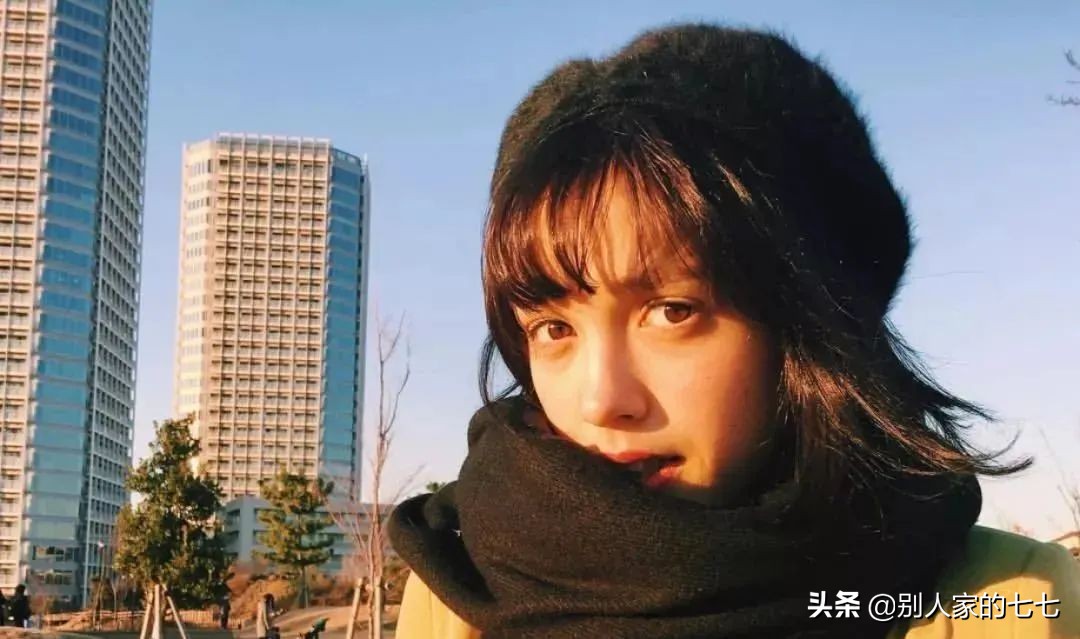 女人一旦动了情，会向你发出这四个“信号”