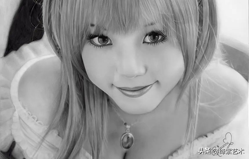 女画家用双手同时画画,用手画画女画家