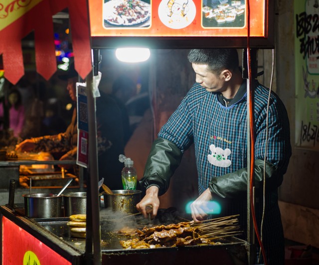 工厂卖小吃一年赚多少钱,如何摆摊做小吃生意一年赚20万