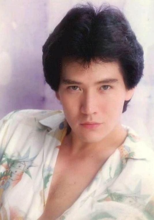 当46岁袁泉和63岁费翔站在一起，我终于明白，什么是顶级骨相