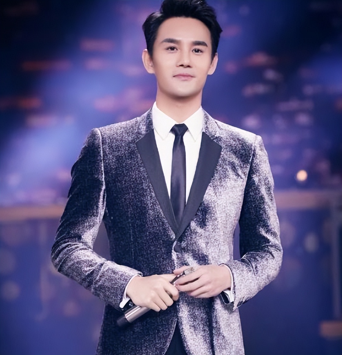 王凯首谈身体患病的父亲,王凯父亲肺癌