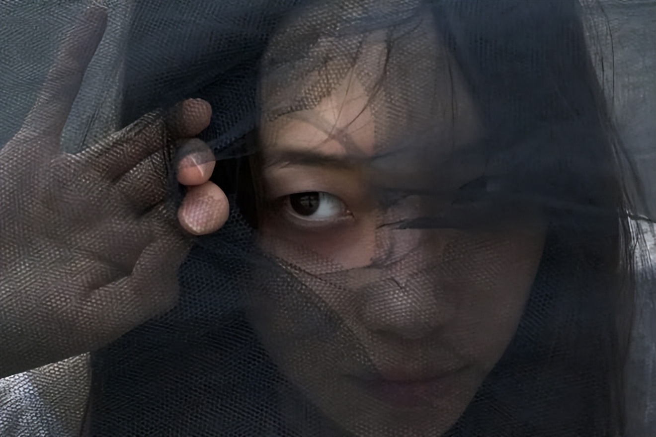 24岁女孩缝出巨型子宫，请人走进去，感受被母体包裹的温柔