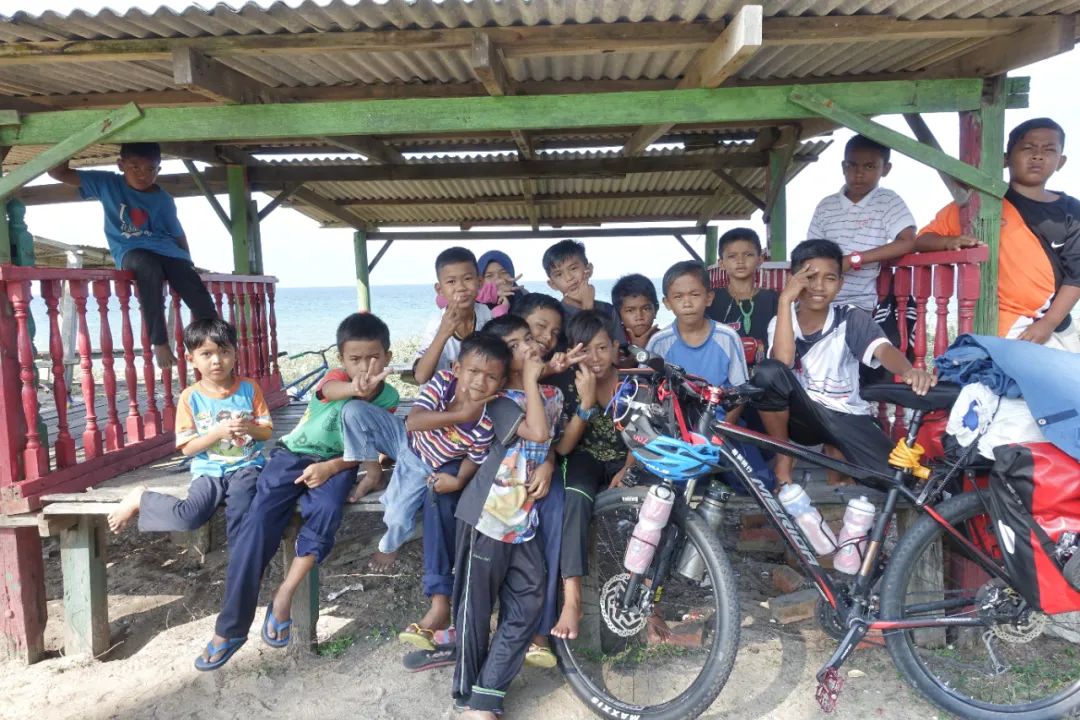 徒步跨国旅行中国小伙,骑自行车环球旅行的山东小伙