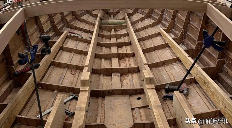 这家重生的造船商正在使用3d技术创造现代的红木经典游艇