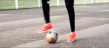 十大精彩足球技巧,十大足球技巧过人动作