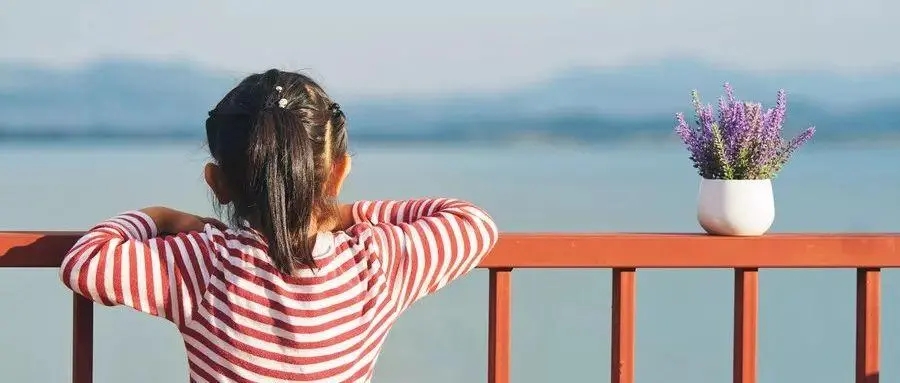 老公娶保姆，独女自杀，坐牢18年出狱后扫厕所，80岁赚千万翻身