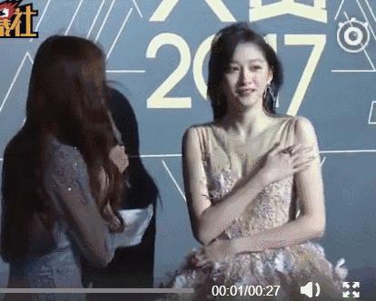 明星红毯假摔事件,明星红毯假摔倒抢镜