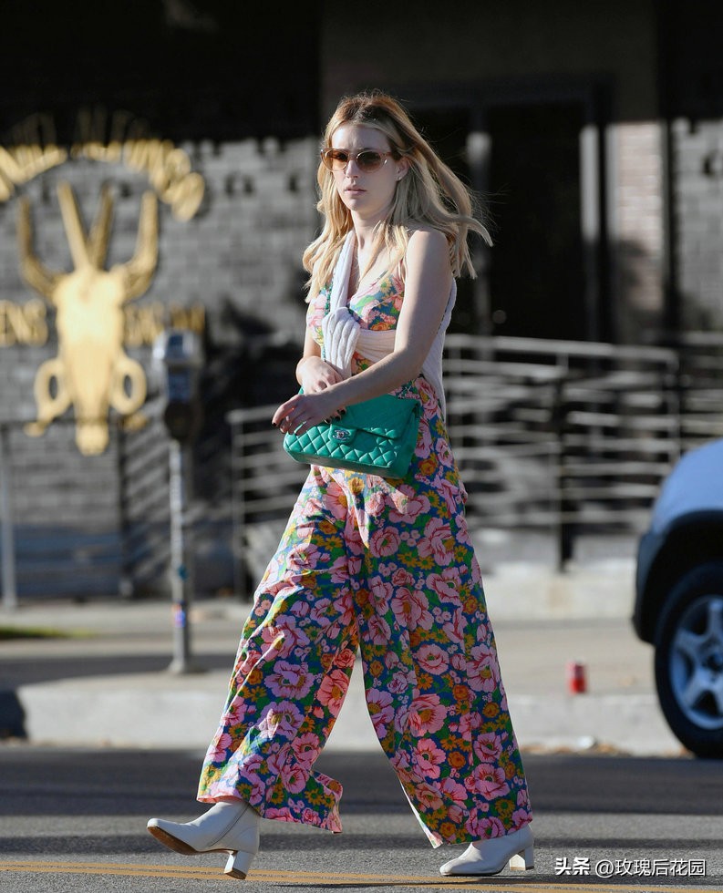 艾玛罗伯茨最新穿搭 (艾玛罗伯茨牛仔裤搭配)