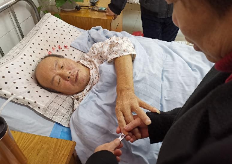 女子工资卡给弟弟买房，父亲病了让女婿拿钱，男子：管不了你全家