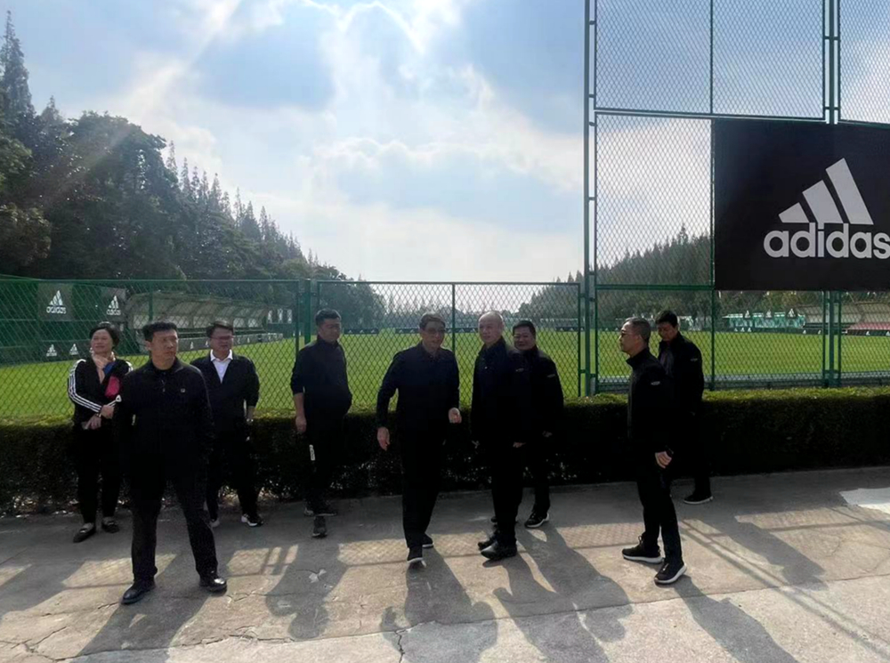 徐根宝足球基地介绍,球员前往崇明岛看望徐根宝