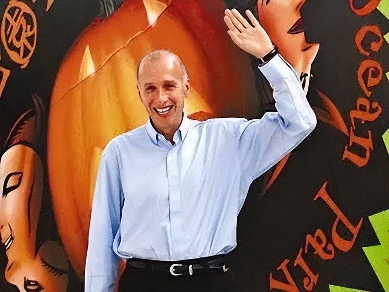 犹太商人拒绝美籍，携百亿加入中国籍，被人说成疯子，坚称不后悔