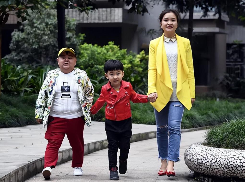 小布丁张荣和他的三个孩子的照片,小布丁张荣个人简介