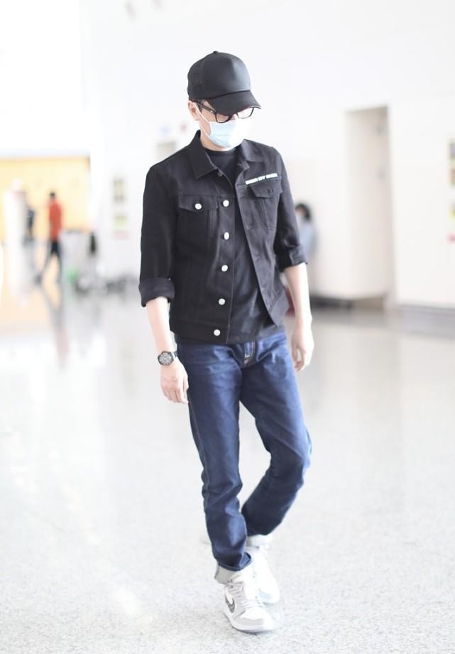 冯绍峰黑色外套搭配蓝色牛仔裤,冯绍峰休闲装穿搭