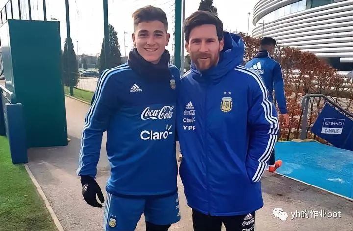 梅西夺冠后三个儿子球场踢球,梅西与迷弟球员踢球