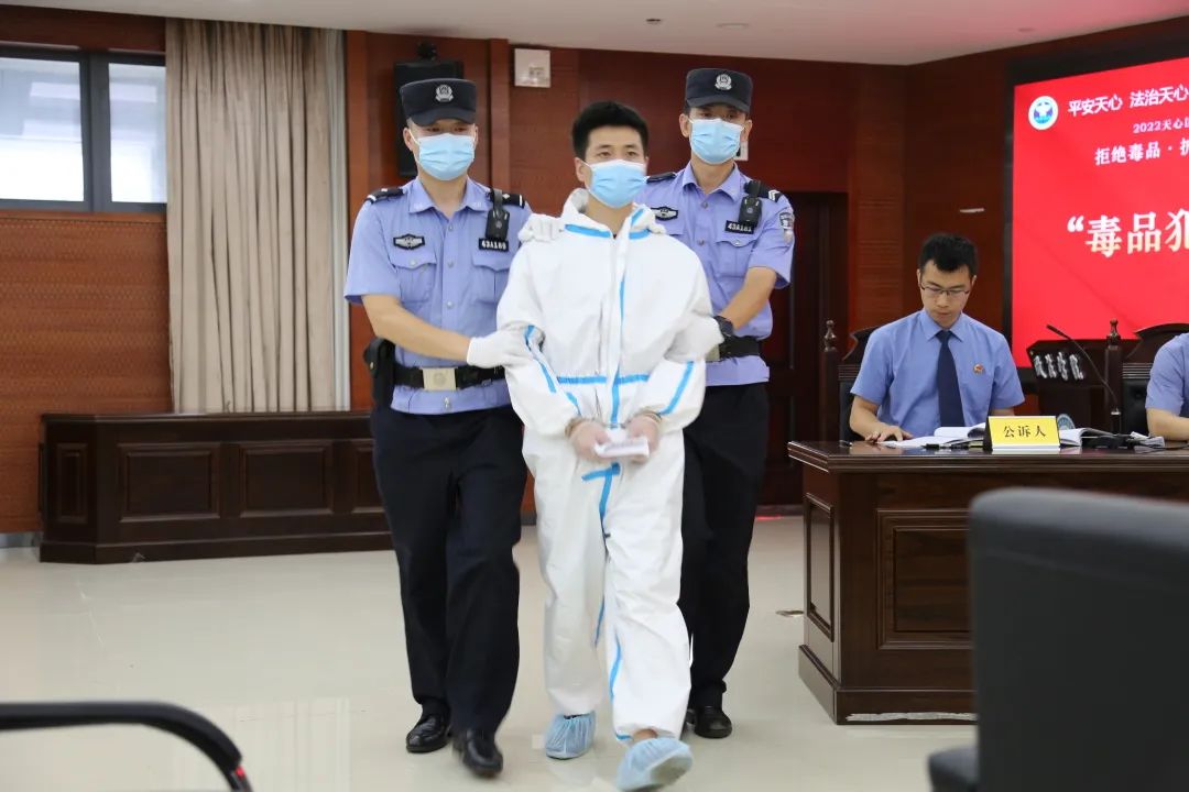 一男子因贩卖毒品被判刑,交友不慎贩卖毒品