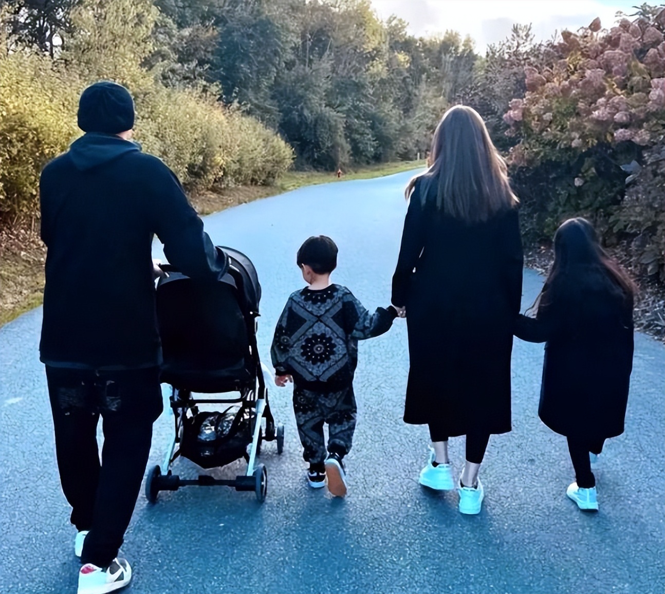 昆凌晒周杰伦照为其庆生,昆凌晒周杰伦视角荡秋千照