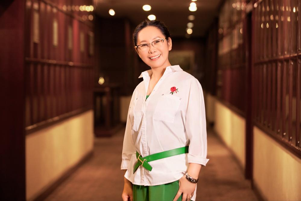 女富豪张荣华,天津首富女强人张荣华照片