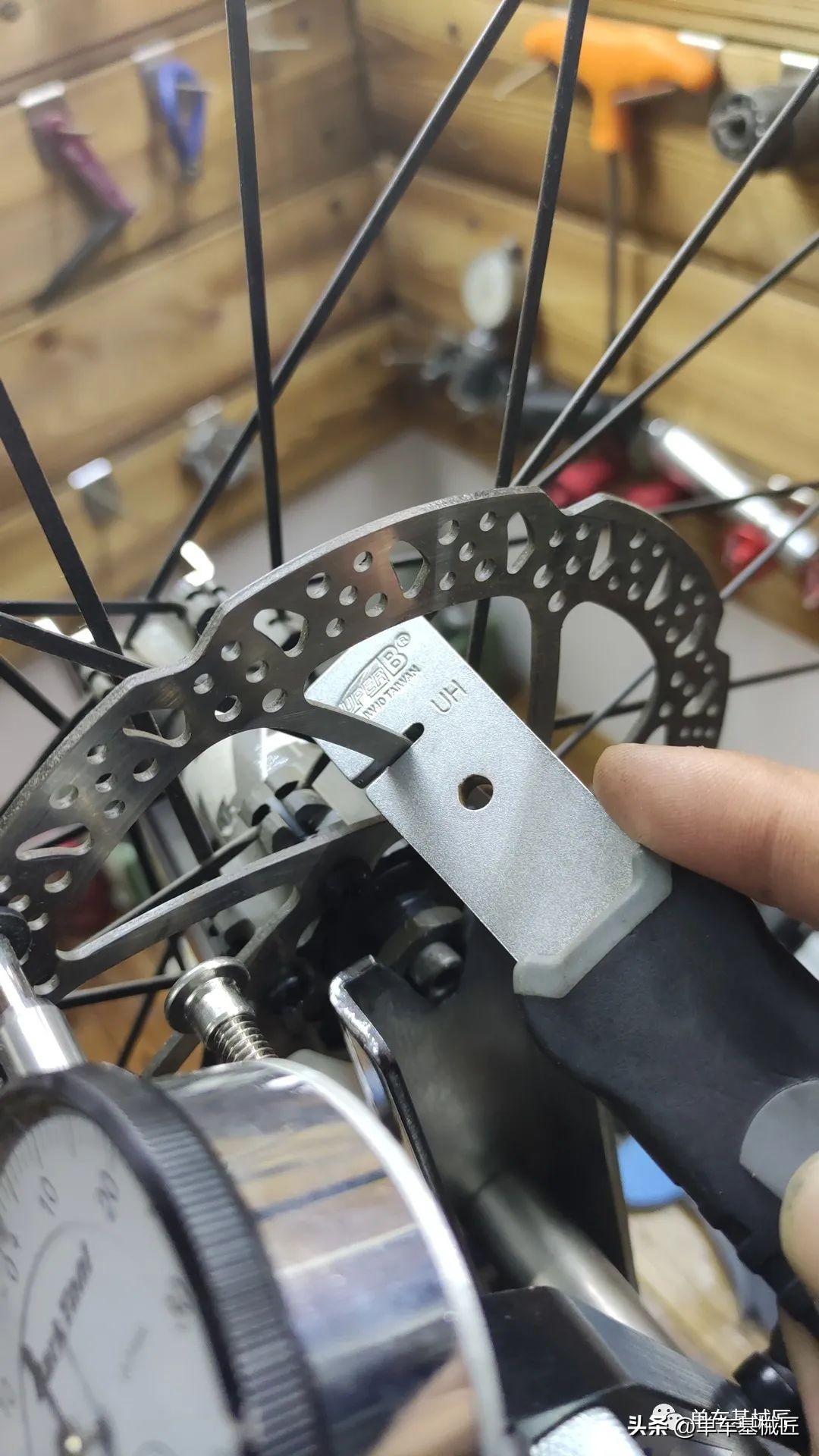 山地车旋式碟刹盘拆解,山地车机械式碟刹片更换教程