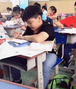 被石头划伤头有点晕,被石头磕到头流血