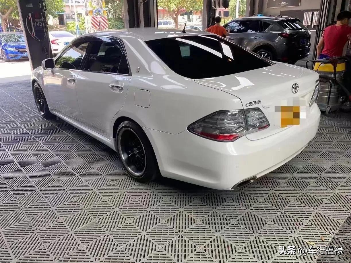 福建小伙花28万买2018款丰田皇冠,丰田皇冠洗车
