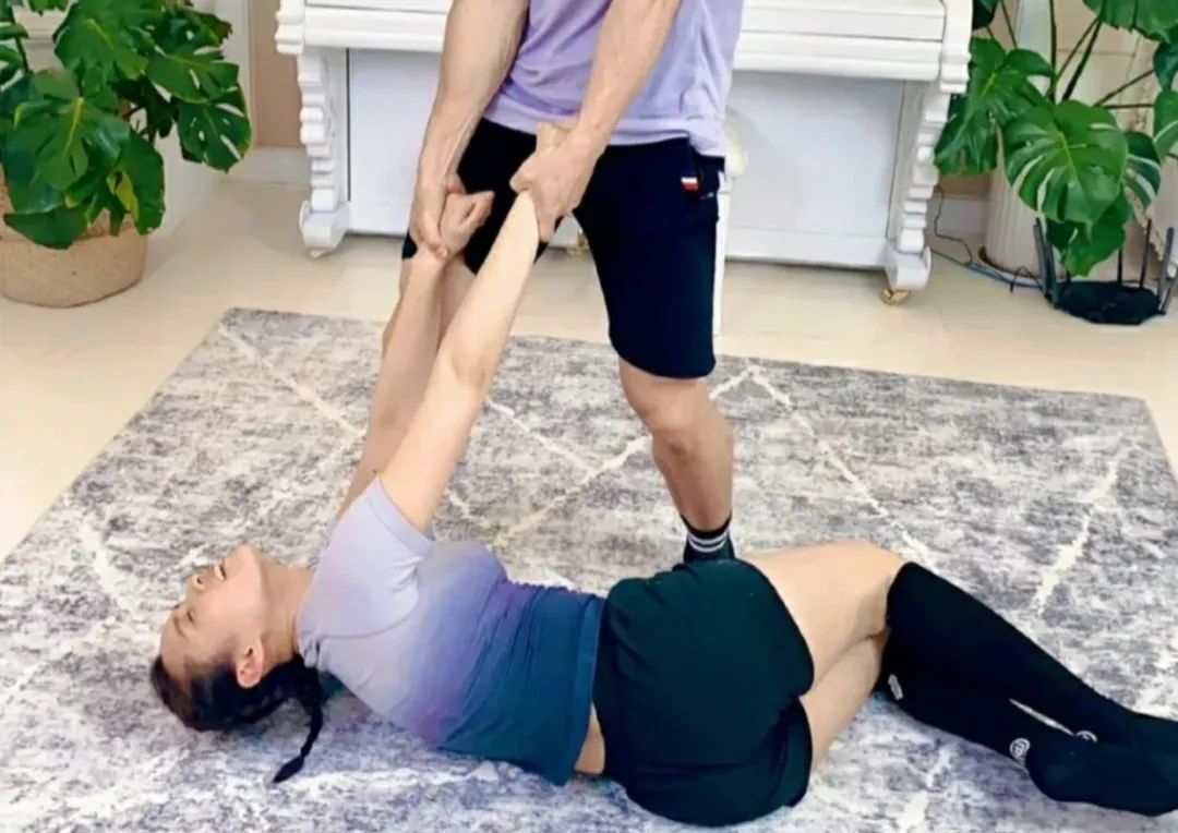 刘畊宏直播宣传邓紫棋启示录,刘畊宏顶流启示录