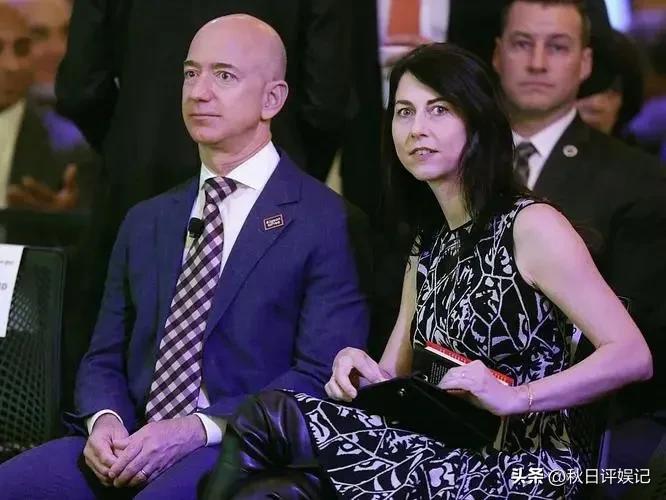 贝佐斯和桑切斯在游艇,贝佐斯乘5亿美元豪华游艇出海