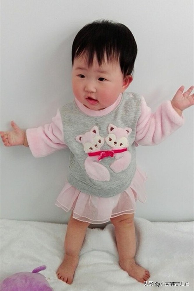 宝宝不会走路是妈妈的问题吗,宝宝多久还不会走路就不正常了